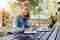 Frau studiert im Park